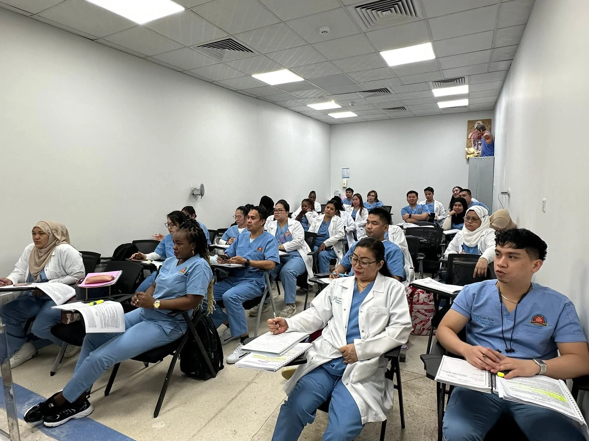 قاعة تدريب نظرية في مركز عناية طبيب للتدريب — دورات تمريض وCaregiver في الرياض